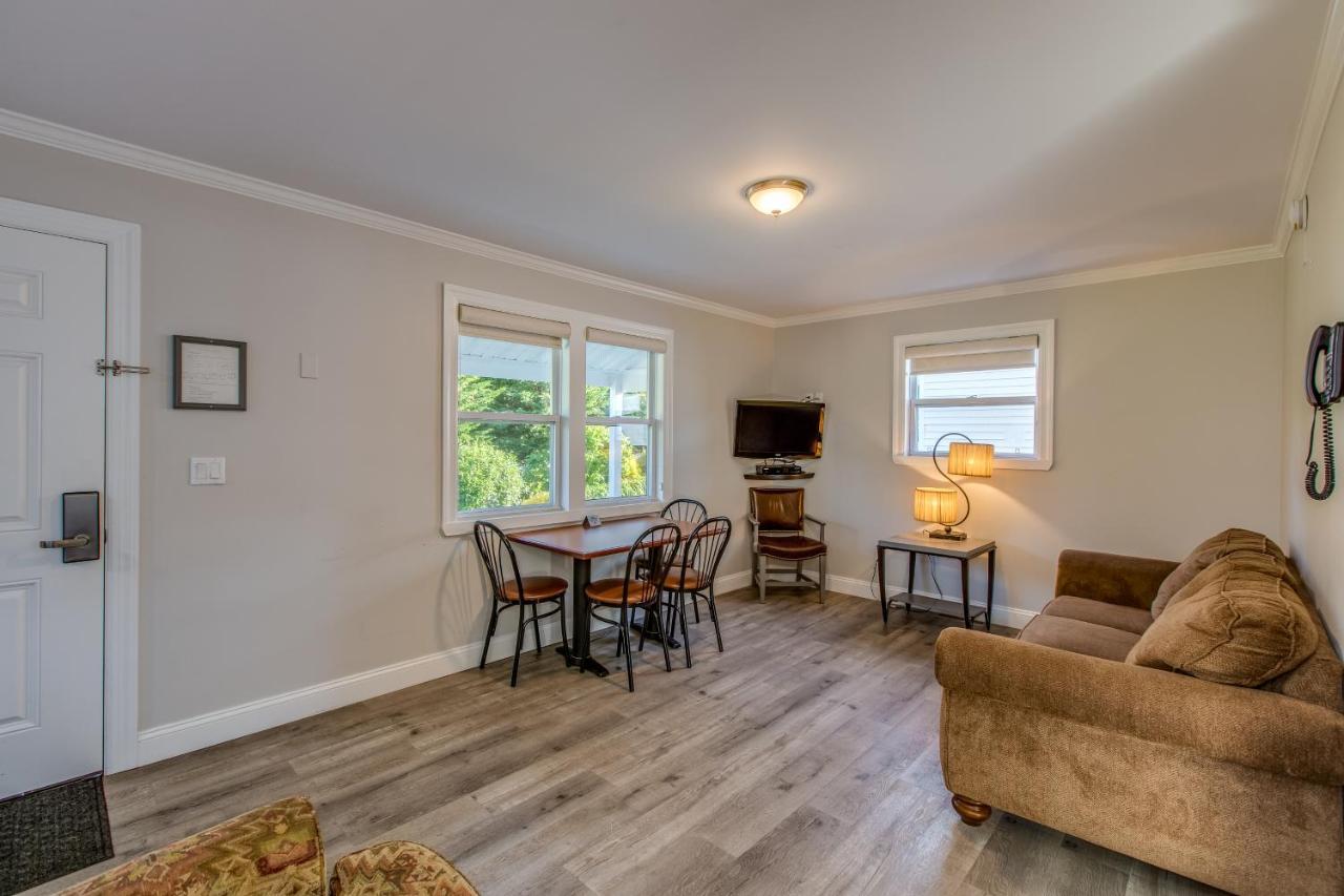 Colonial Shores Resort Hampton Bays Bagian luar foto